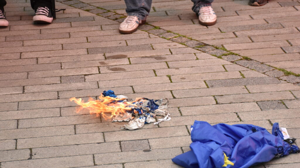 Israels flagga brändes på RKU:s aktion.